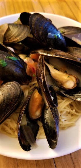 STEAMED MUSSELS IN A GARLICky WHITE WINE BROTH